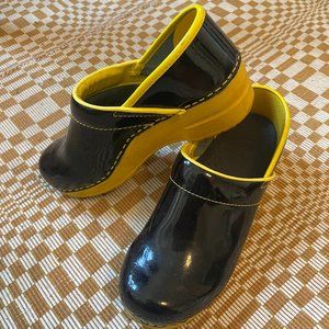 Sanita Clogs Yellow/Black Patent Leather